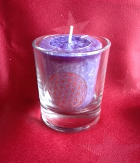 Chakra Duftkerze Stearin ' Ajña (Weisheit) - Chakra 6 im Glas mit Lebensblume gold auf dem Glas