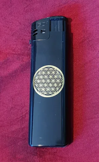 Feuerzeug schwarz mit Blume des Lebens gold