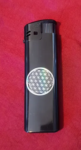 Feuerzeug schwarz mit Blume des Lebens irisierend