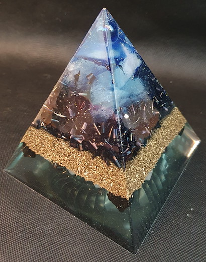 Orgonit Pyramide mit Kugel blau
