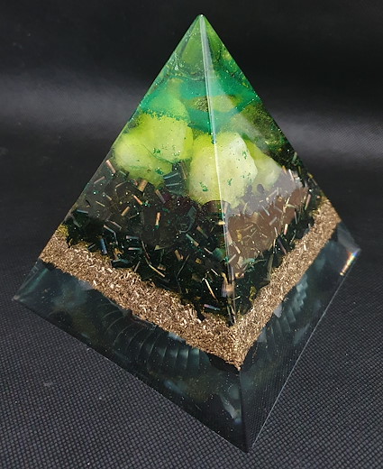 Orgonit Pyramide mit Kugel grün