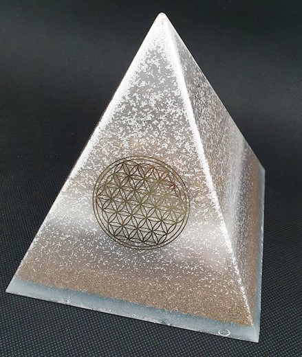Orgonit Pyramide Schneetraum Special Edition mit Blume des Lebens