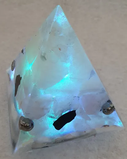 Halb-Orgonit Pyramide mit Lichtwechsler