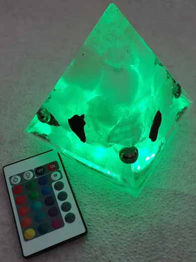 Halb-Orgonit Pyramide mit Lichtwechsler und Fernbedienung